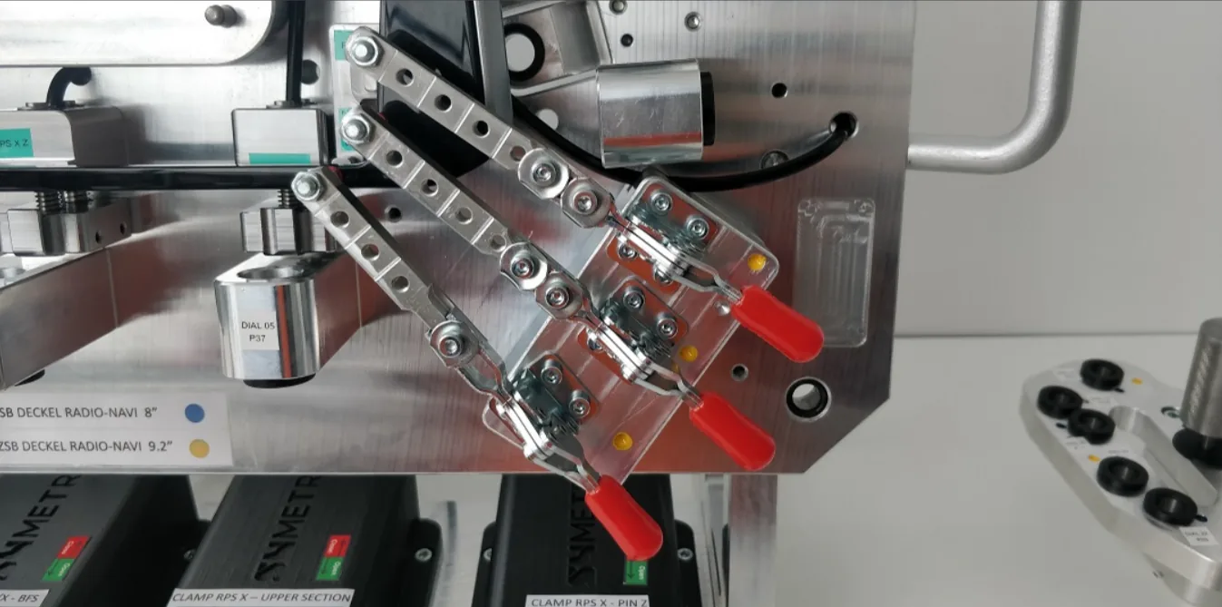 Detalhe de clamps manuais alinhados em cubbing de precisão