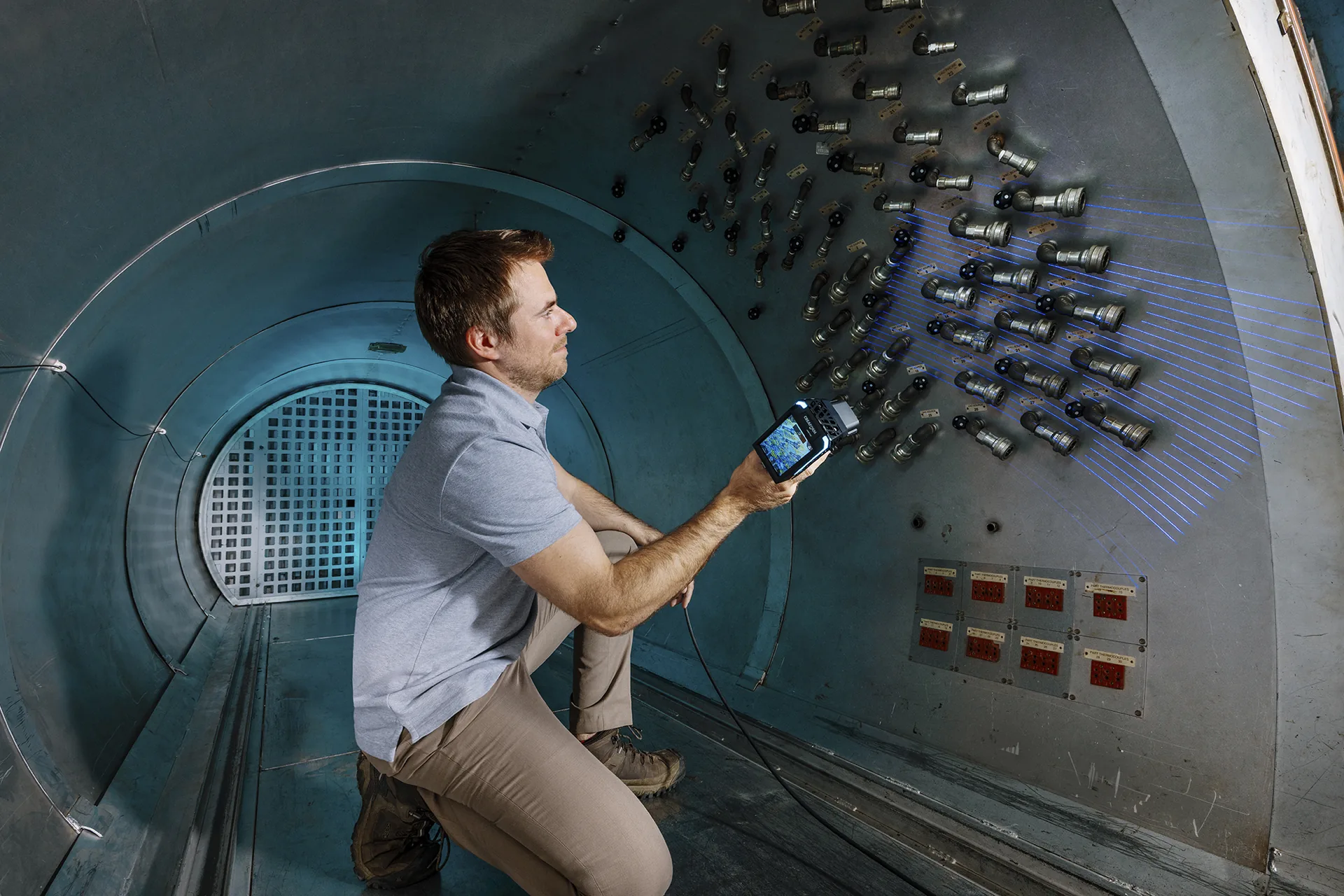 Técnico a inspecionar uma montagem em espaço confinado com um scanner 3D portátil