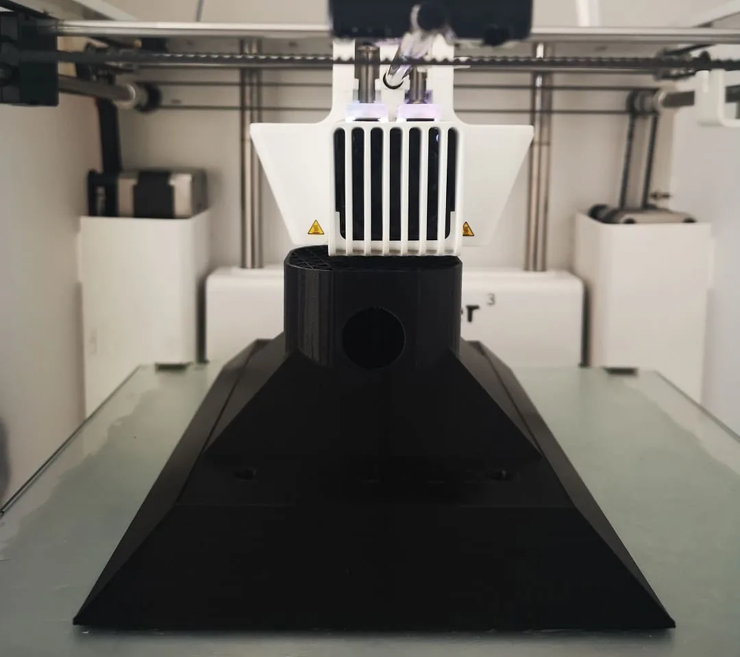 Pieza técnica en polímero negro a ser impresa con cabezal de doble extrusión