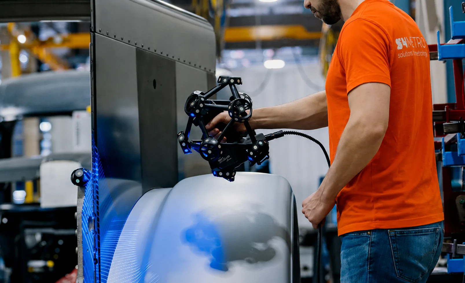 Técnico S4METRO a operar sistema MetraSCAN 3D em ambiente industrial de metrologia