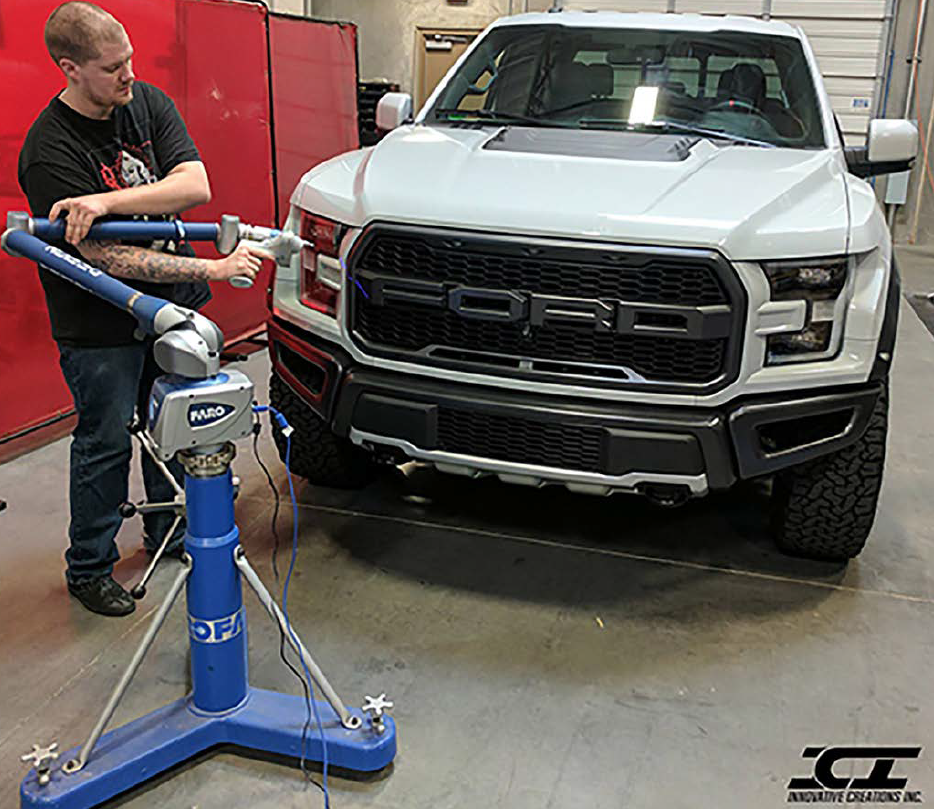 Braço de medição FARO a digitalizar a frente de um Ford F-150 Raptor na oficina da ICI