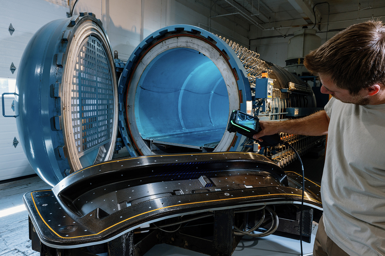Técnico a digitalizar uma peça em fibra de carbono com o HandySCAN 3D EVO junto a uma autoclave industrial