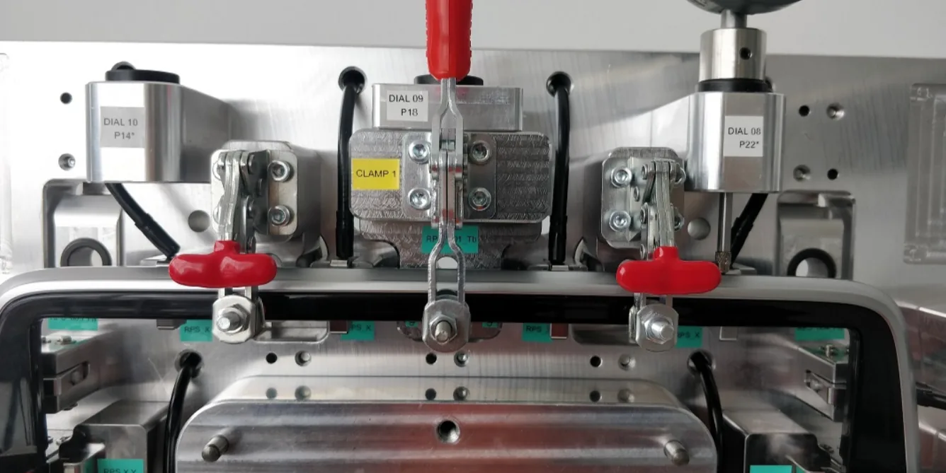 Detalhe de comparadores DIAL e clamps de fixação rápida