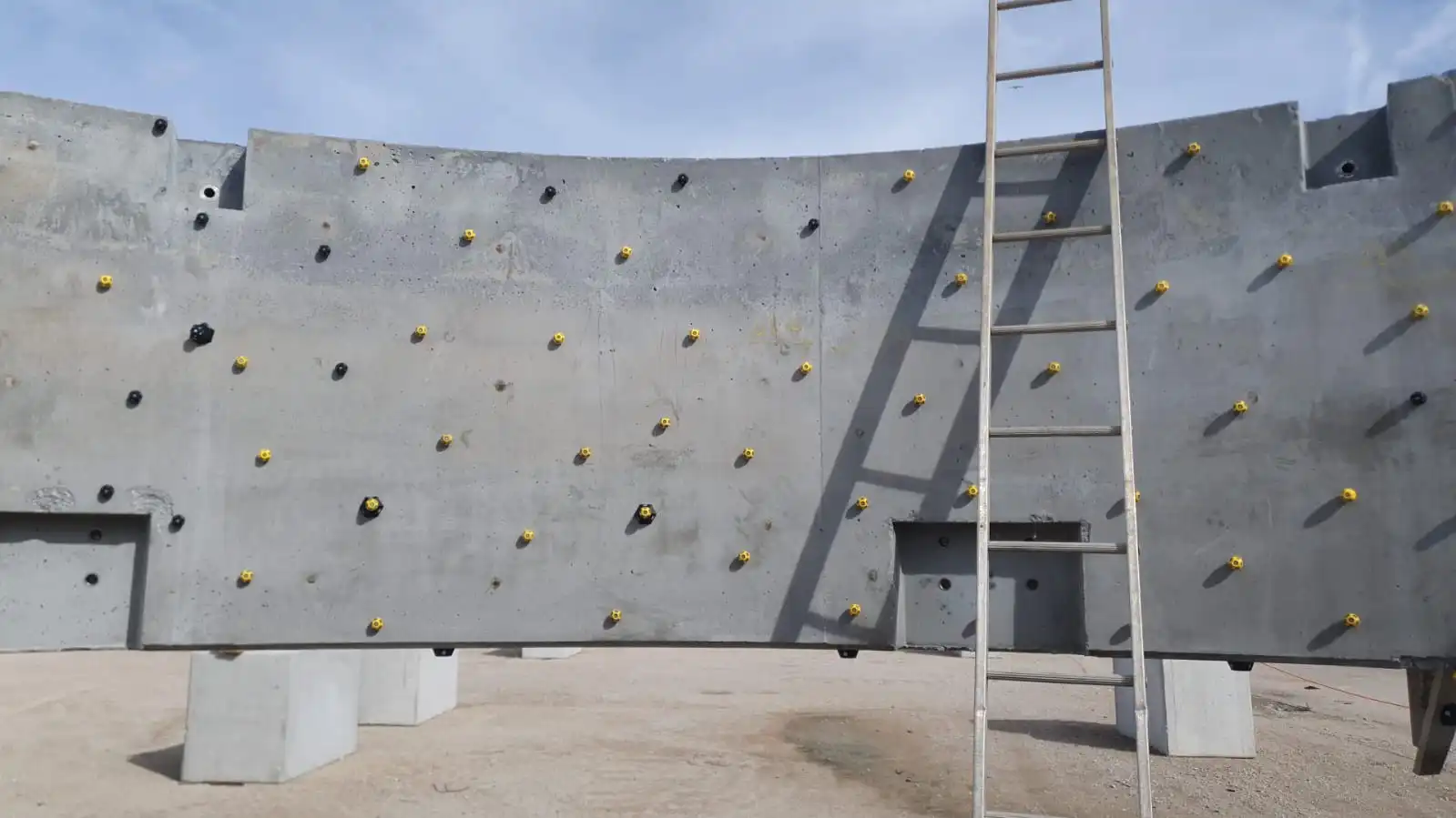 Painel industrial com targets de calibração e escada de acesso em obra