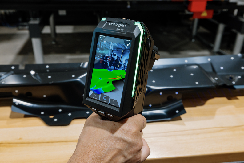 Ecrã integrado do HandySCAN 3D EVO a mostrar o mapa de cores de desvios durante a digitalização de peças em chapa metálica