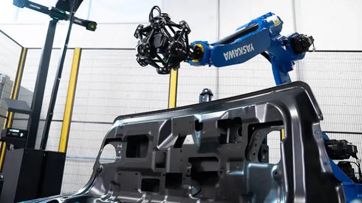 Sistema Cube-R com braço robótico Yaskawa em inspeção dimensional automática