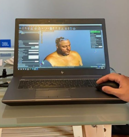 Modelo 3D do busto de César Mourão em edição no software de digitalização num portátil