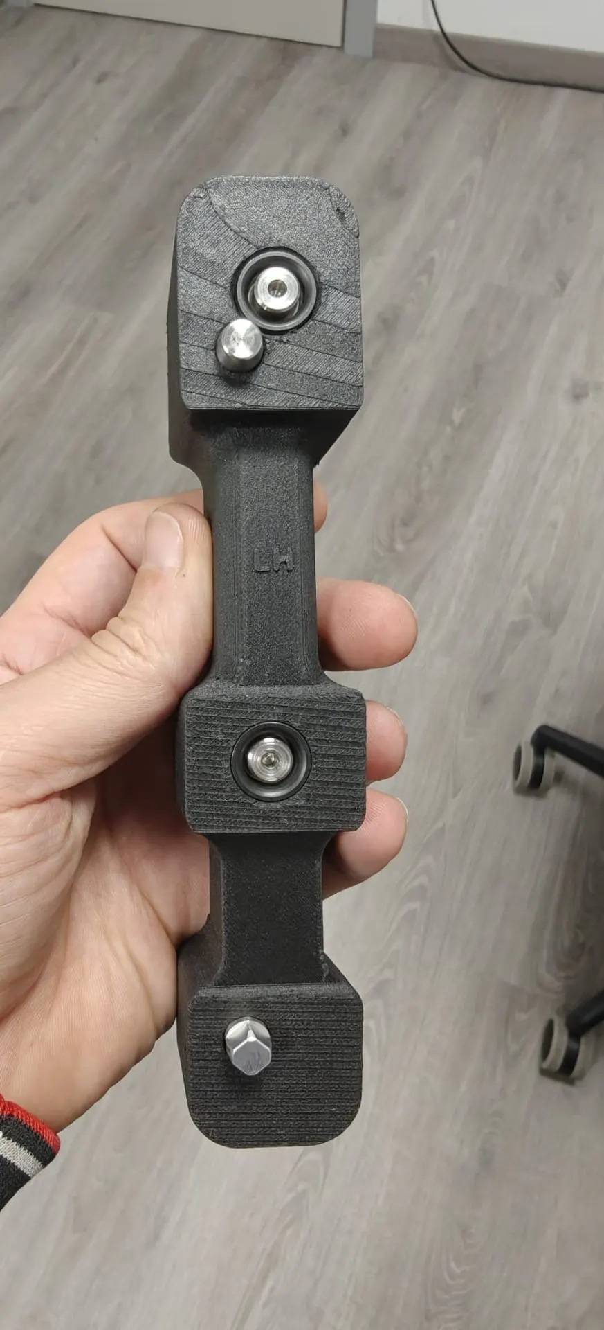 Impresora 3D industrial produciendo componente técnico en polímero de ingeniería