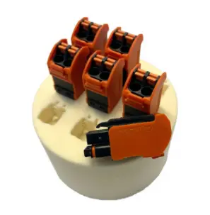 Conector com terminais metálicos e corpo plástico inspecionado por tomografia computorizada Werth